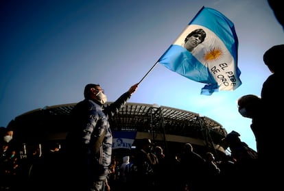 Un aficionado del Nápoles ondea una bandera de Argentina en los alrededores del estadio napolitano.