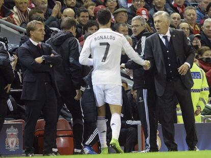Cristiano saluda a Ancelotti en el momento de ser sustituido.