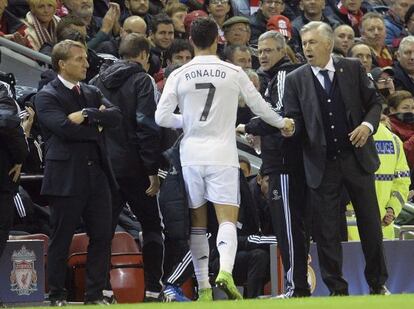 Cristiano saluda a Ancelotti en el momento de ser sustituido. 