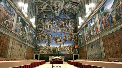 La Capilla Sixtina y las espectaculares figuras pintadas por Miguel Ángel.