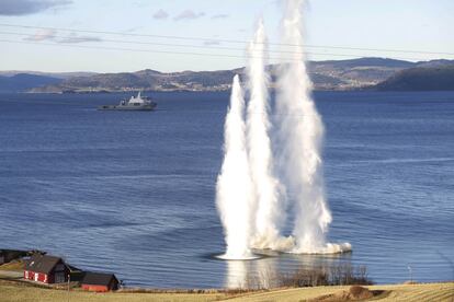Vista de una explosión durante las maniobras militares que han tenido lugar en Trondheim (Noruega).