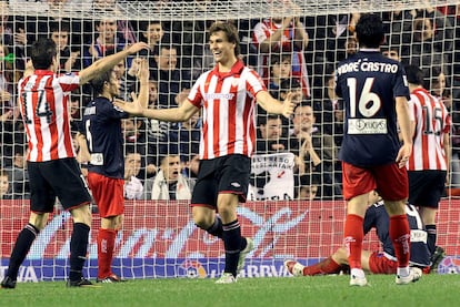 Llorente celebra con Susaeta su gol al Sporting, el tercero del Athletic.