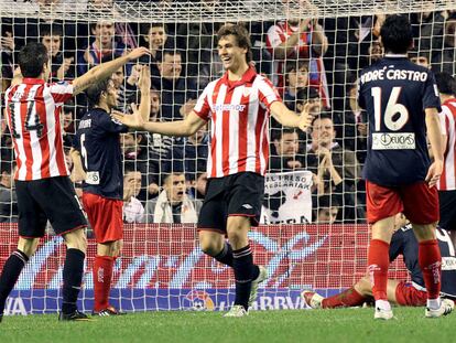 Llorente celebra con Susaeta su gol al Sporting, el tercero del Athletic.