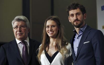 Los actores Raúl Arévalo (d) y Manuela Avellés (c), junto al presidente de EGEDA, Enrique Cerezo.