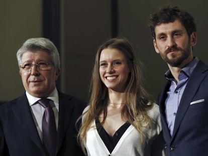 Los actores Ra&uacute;l Ar&eacute;valo (d) y Manuela Avell&eacute;s (c), junto al presidente de EGEDA, Enrique Cerezo. 