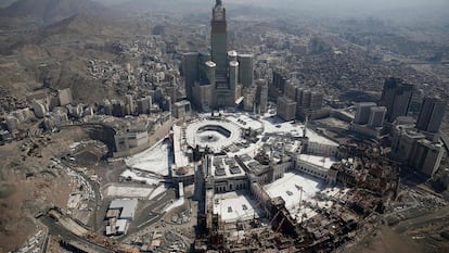 Vista aérea de la Gran Mezquita de La Meca. 
Al fondo, el hotel Fairmont Makkah Clock Royal Tower.