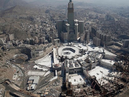 Vista aérea de la Gran Mezquita de La Meca. 
Al fondo, el hotel Fairmont Makkah Clock Royal Tower.