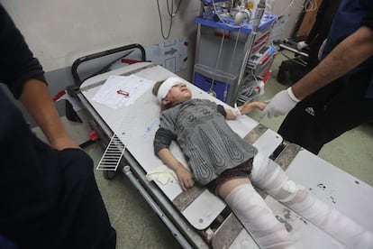 Una niña palestina herida tras los ataques israelíes en Jan Yunis es trasladada al hospital Nasser para recibir tratamiento, este miércoles.