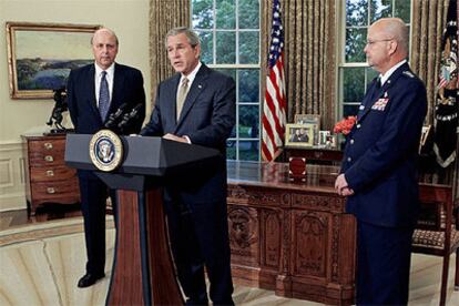 De izquierda a derecha, Negroponte, Bush y el general Hayden, ayer en el Despacho Oval.