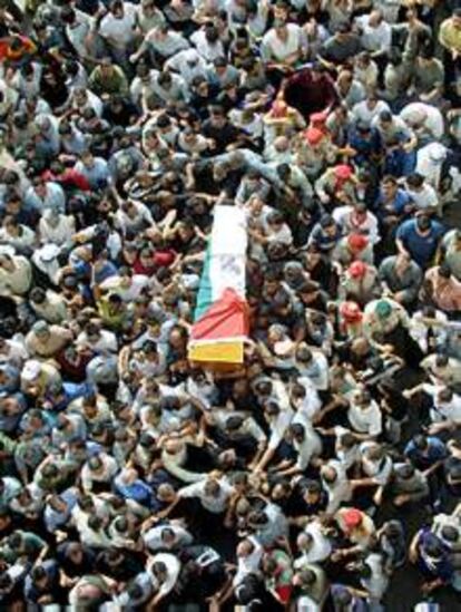 <font size="2"><b>Al menos 12 muertos y decenas de heridos en un atentado en Tel Aviv</b></font><p>En la imagen, miles de palestinos despiden al ministro Huseini (AP).