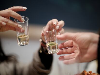 Personas brindan con vasos de tequila, en enero de 2020.