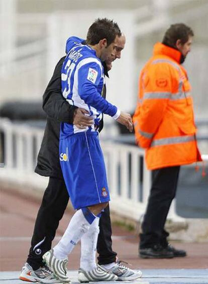 Tamudo se retira cojeando del campo, junto a su ex entrenador 'Tintín' Márquez.