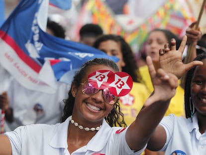 Partidarias de Lula da Silva saludan durante una marcha a favor de la candidatura del expresidente, en Salvador, Bahía, el 30 de septiembre de 2020.