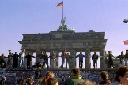 Los alemanes celebran la caída del muro de Berlín, junto a la Puerta de Brandeburgo, en noviembre de 1989.