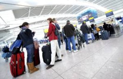 Pasajeros esperan en el aeropuerto de Heathrow, en Londres, Reino Unido. EFE/Archivo