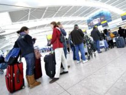 Pasajeros esperan en el aeropuerto de Heathrow, en Londres, Reino Unido. EFE/Archivo