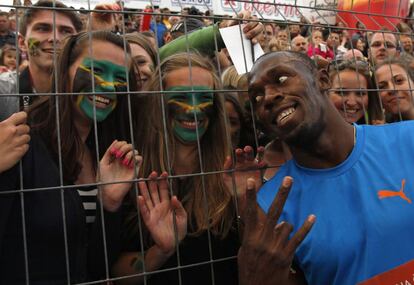 El jamaicano posa con los espectadores tras ganar la carrera de los 100 metros en el campeonato del mundo de Ostrava, en la República Checa.