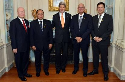 Los responsables de Taylor Guitars y Madinter reciben de mano de John Kerry el premio de Escelencia Corportaiva en Washington.