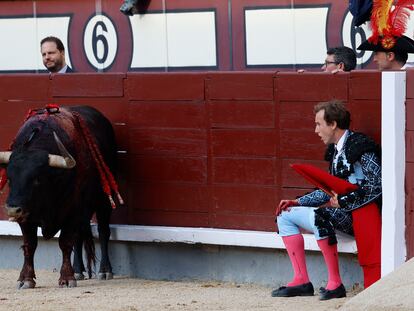 El diestro Román con su primer toro en el segundo festejo de la Feria de San Isidro