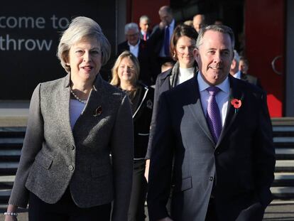 Theresa May e o seu secretário de Comércio Internacional, Liam Fox, neste domingo em Londres.