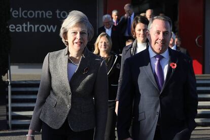 Theresa May e o seu secretário de Comércio Internacional, Liam Fox, neste domingo em Londres.