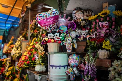 Arreglos de flores para San Valentín, en la plaza de las Flores de la calle 63, en Bogotá, el 13 de febrero de 2023.