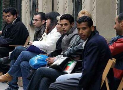 Un grupo de inmigrantes ante la Oficina de Extranjería de Alicante.