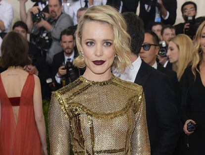 Rachel McAdams eligió una base clara para luego combinarla con los labios oscuros.