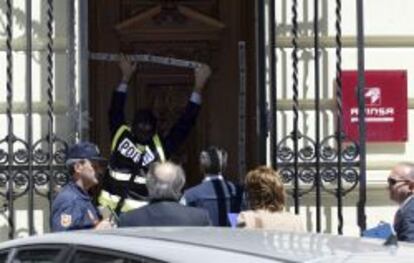 La polic&iacute;a, durante el registro de la sede de Afinsa.