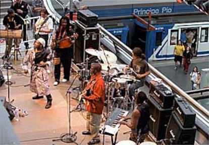 Actuación del grupo Baron-Ya-Buku en la estación de Príncipe Pío durante la última edición del festival Metrónomo.