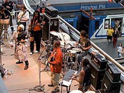 Actuación del grupo Baron-Ya-Buku en la estación de Príncipe Pío durante la última edición del festival Metrónomo.
