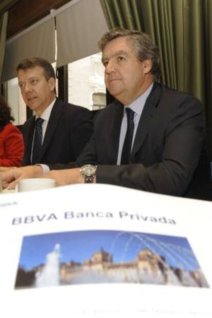 ESPAÑA CYL BANCA PRIVADA:ECO30. VALLADOLID, 7/02/2012.- El director territorial del Noroeste del BBVA, Carmelo Beltrán (i), y el director de Banca Privada de España y Portugal de BBVA, José Garcerán (d), hoy durante la rueda de prensa de presentación del nuevo centro de Banca Privada de BBVA en Valladolid. Castilla y Léon cuenta con un potencial de 51.000 clientes de banca privada, un segmento en el que la entidad prevé crecer en la comunidad hasta 2015. EFE/Nacho Gallego