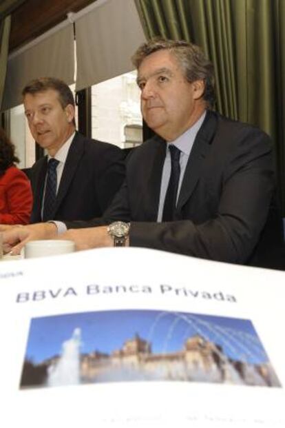 ESPAÑA CYL BANCA PRIVADA:ECO30. VALLADOLID, 7/02/2012.- El director territorial del Noroeste del BBVA, Carmelo Beltrán (i), y el director de Banca Privada de España y Portugal de BBVA, José Garcerán (d), hoy durante la rueda de prensa de presentación del nuevo centro de Banca Privada de BBVA en Valladolid. Castilla y Léon cuenta con un potencial de 51.000 clientes de banca privada, un segmento en el que la entidad prevé crecer en la comunidad hasta 2015. EFE/Nacho Gallego