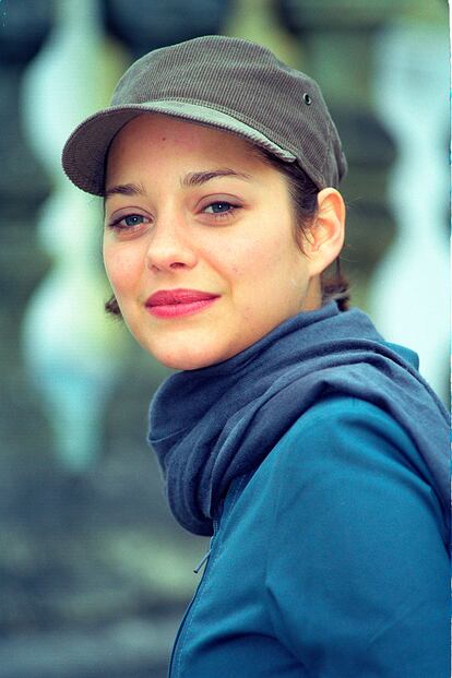 MARION COTILLARD.
Captó la atención de los directores de Hollywood gracias a su papel protagonista en La vida en rosa (2007), en la que encarnaba a la cantante Edith Piaf y con la que se alzó con el Oscar a mejor actriz. El prefijo californiano empezó a aparecer en su móvil y tuvo que ponerse las pilas para poder trabajar allí. "Para mi primer papel, estudié cada día durante cuatro meses con un profesor", contó en una ocasión.