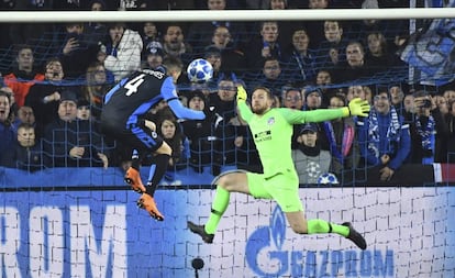 Oblak se estira para detener un cabezazo de Peres a bocajarro.