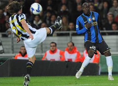 Tiago despeja el balón ante la atenta mirada de Balotelli.