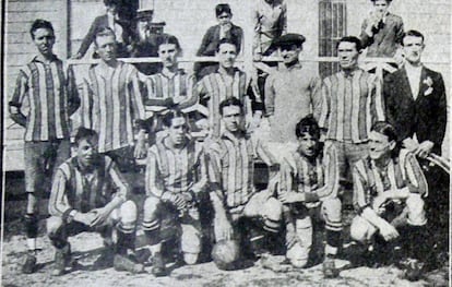 La formación de River Plate en 1916, antes de un triunfo por 2-1 ante Boca. Machín está de pie a la derecha, con traje negro.