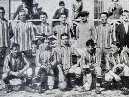 La formación de River Plate en 1916, antes de un triunfo por 2-1 ante Boca. Machín está de pie a la derecha, con traje negro.