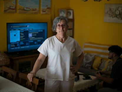 Ana Isabel López, trabajadora en una residencia, el pasado viernes en su casa de Azuqueca de Henares (Guadalajara).