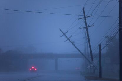 Postes de la luz semi caídos al paso del huracán Florencia, en Wilmington, Carolina del Norte.