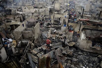 Vista general de las viviendas destruidas por un incendio en la ciudad de Mandaluyong (Filipinas).
