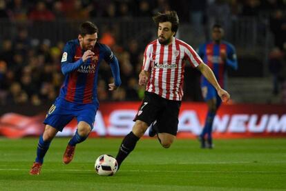 Leo Messi y Urkiaga durante un partido.