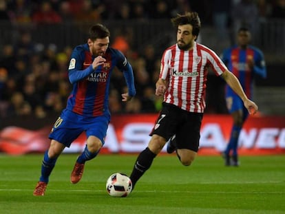 Leo Messi y Urkiaga durante un partido.