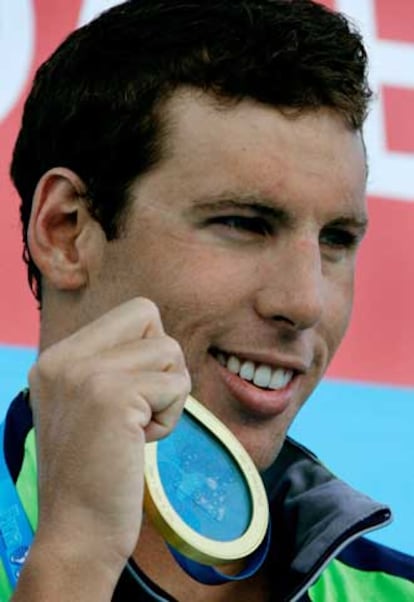 El australiano Grant Hackett enseña su medalla de oro conseguida en la final de 400 libres.