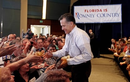 El candidato republicano Mitt Romney saluda a sus seguidores durante un acto de campaña en Florida.