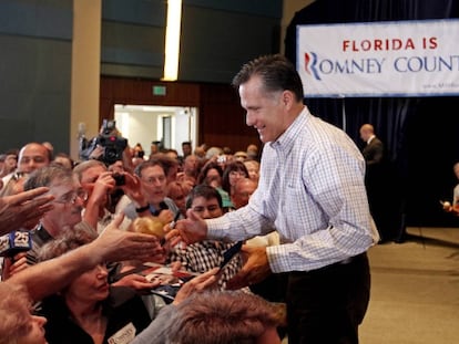 El candidato republicano Mitt Romney saluda a sus seguidores durante un acto de campaña en Florida.