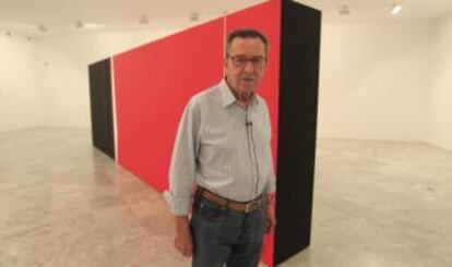 Pepe Soto en su exposici&oacute;n Campos de color en Centro Andaluz de Arte Contempor&aacute;neo, en 2012.