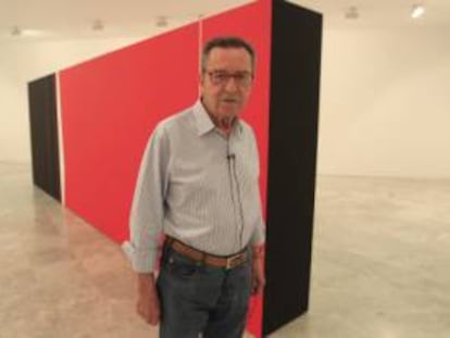 Pepe Soto en su exposici&oacute;n Campos de color en Centro Andaluz de Arte Contempor&aacute;neo, en 2012.