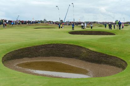 Imagen de uno de los 205 búnkers del Royal Lytham, lleno de agua tras las lluvias