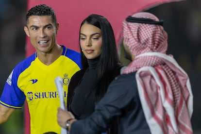 Georgina Rodríguez junto a Cristiano Ronaldo durante su presentación oficial como jugador de Al-Nassr en enero de 2023.